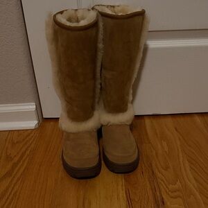 UGG boots NWOB 6